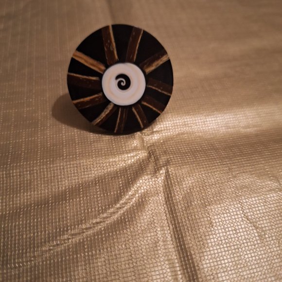 TWO FASHION RINGS. - Picture 2 of 4